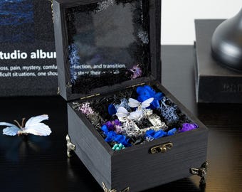 Caja de música única hecha a mano con mariposa blanca preservada, decoración gótica rústica única, regalo personalizable.