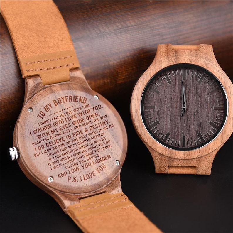 Puede incluir: Reloj de pulsera de madera con correa de cuero marr&oacute;n claro. La esfera del reloj es de color marr&oacute;n oscuro con manecillas e indicadores de hora plateados. La parte trasera del reloj est&aacute; grabada con un mensaje rom&aacute;ntico. Un regalo atento.