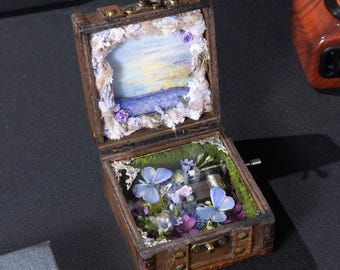 Caja de música con diorama de mariposa y manivela, recuerdo musical artesanal con flores preservadas, caja de música de madera con melodía personalizada.