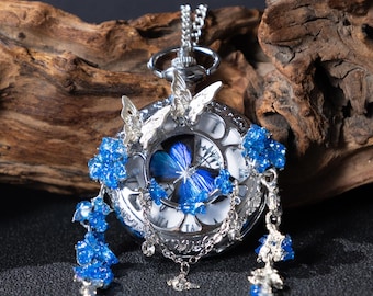 Reloj de bolsillo único hecho a mano con auténtica mariposa Morpho azul, collar de hada del bosque con cristal azul en bruto, joyería etérea de arte natural.