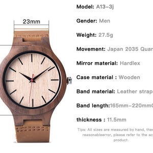Puede incluir: Un reloj de madera con esfera clara, manecillas negras y segundero rojo. El reloj tiene una correa de cuero marr&oacute;n y una caja de 4,5 cm de alto y 2,3 cm de ancho. El grosor del reloj es de 1,15 cm.