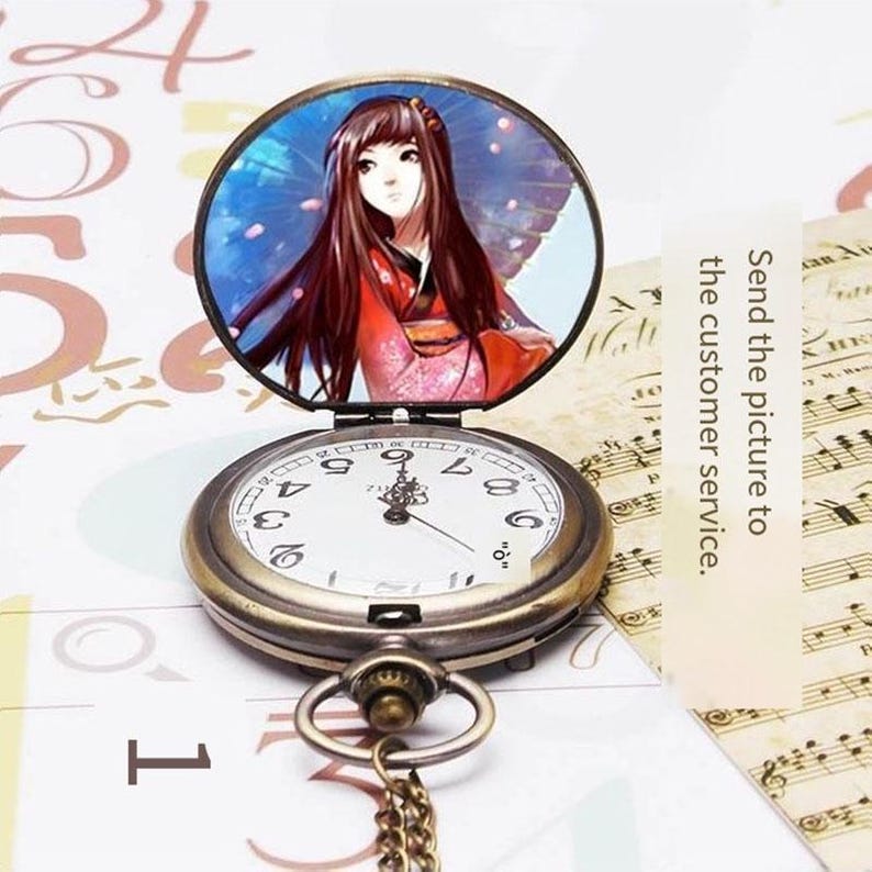 Puede incluir: Reloj de bolsillo antiguo de bronce con tapa abatible que revela una colorida ilustraci&oacute;n de estilo anime. La esfera del reloj es blanca con n&uacute;meros y manecillas negras. Se adjunta una cadena. El texto en el lateral dice: "Env&iacute;a la foto al servicio de atenci&oacute;n al cliente."