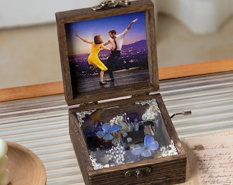 Caja de música de manivela de La La Land, diorama de flores y mariposas preservadas hechas a mano, recuerdo temático de película personalizado, regalo romántico para ella, caja de música de madera retro