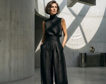 Este conjunto de dos piezas con pantalón de pierna ancha, cuello alto y pernera ancha, es la opción perfecta para crear un look informal de fin de semana.