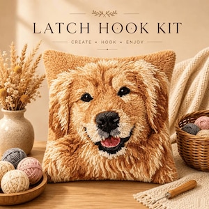 Op de afbeelding: Een knooppakket met een vierkant kussen met een afbeelding van een golden retriever in bruin- en beigetinten. De tekst LATCH HOOK KIT CREATE HOOK ENJOY staat erboven. De set bevat garenbollen en een knoophaak voor het maken van het kussen.
