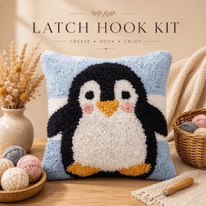 Può includere: Un cuscino quadrato per kit di tappeti a gancio con un design centrale di pinguino in lana nera, bianca e gialla su sfondo azzurro. Il testo sopra recita LATCH HOOK KIT, CREATE • HOOK • ENJOY. Il cuscino è circondato da gomitoli di lana.