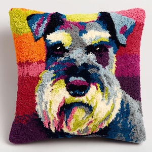 Op de afbeelding: Een vierkant decoratief kussen met een kleurrijk, getextureerd portret van een Schnauzer-hond. Het kussen heeft een levendige, veelkleurige achtergrond met tinten oranje, roze en paars. De hond is gedetailleerd met grijze, blauwe en crèmetinten.