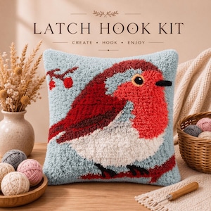 Peut inclure: Un coussin de kit de crochet à loquet carré présentant un motif d'oiseau rouge-gorge avec une poitrine rouge, des ailes brunes et un ventre blanc sur un fond bleu clair. Le texte LATCH HOOK KIT CREATE HOOK ENJOY est imprimé au-dessus du coussin.