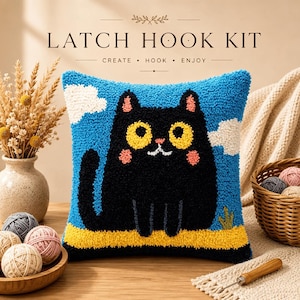 Peut inclure: Un coussin de kit de crochet à loquet carré représentant un chat noir aux grands yeux jaunes, joues roses et bouche blanche sur un ciel bleu avec des nuages blancs et un sol jaune. Le texte LATCH HOOK KIT CREATE HOOK ENJOY est imprimé au-dessus.