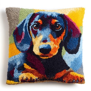 Op de afbeelding: Vierkant decoratief kussen met een gedetailleerde, kleurrijke afbeelding van een teckel. De vacht van de hond is afgebeeld in tinten blauw, zwart, oranje en bruin, met een gele en veelkleurige achtergrond. Het kussen is gemaakt van een textuur.