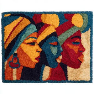 Peut inclure: Une tenture murale touffetée rectangulaire présentant une illustration stylisée de profil de trois visages alignés. Les personnages sont rendus dans des tons vifs de jaune, bleu profond et rouge, avec des boucles de laine créant une surface dense.
