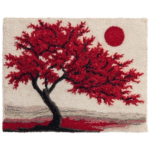 Pode incluir: Um tapete feito à mão com uma árvore vermelha estilizada com tronco e galhos pretos, em um fundo creme. Um sol vermelho está no canto superior direito. O design do tapete evoca uma paisagem natural serena.