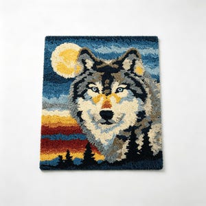 Può includere: Un tappeto tufted rettangolare che presenta un ritratto dettagliato di un lupo. Il lupo ha una pelliccia grigia, bianca e nera con occhi azzurri. Lo sfondo raffigura una luna piena gialla, un cielo notturno blu scuro e un orizzonte al tramonto.