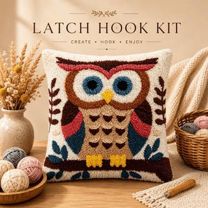 Peut inclure: Un kit de crochet à loquet comprenant un coussin carré avec un motif de chouette texturé. La chouette a des yeux bleus, un bec jaune et des plumes marron, rouges et bleues sur fond crème. Le texte LATCH HOOK KIT CREATE HOOK ENJOY est inscrit.
