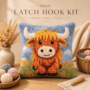 Peut inclure: Un coussin de kit de crochet à loquet carré représentant une vache Highland orange hirsute avec des cornes blanches sur un ciel bleu et de l'herbe verte. Le texte LATCH HOOK KIT CREATE HOOK ENJOY est imprimé au-dessus. Motif en boucles de laine.