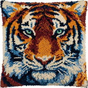 Peut inclure: Coussin carré décoratif avec un motif détaillé de visage de tigre. Le motif incorpore des couleurs orange, marron, bleu et crème, avec des yeux verts. Le visage du tigre est centré sur le coussin, créant un effet visuel saisissant.