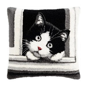 Könnte beinhalten: Ein quadratisches Zierkissen mit einem strukturierten Punch-Needle-Design, das eine schwarz-weiße Katze zeigt, die aus einem Fenster schaut. Die Katze hat eine kleine rote Nase und weiße Pfoten auf dem Fensterbrett, umrahmt von weißen und grauen Rändern.