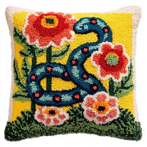 Peut inclure: Un coussin carré avec un motif en punch needle texturé sur un fond jaune vif. Le motif central est un serpent bleu à pois rouges, entouré de fleurs colorées dans des tons de rose, orange et rouge, accompagnées de feuillage vert.