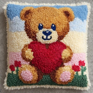 Kit fai da te per cuscino all'uncinetto: orsetto che tiene un cuore, motivo stampato a colori, federa per cuscino decorativo, ricamo a punto annodato, 43 x 43 cm.