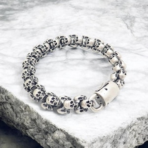 Bracciale da uomo con catena a teschio in argento antico, titanio e acciaio inossidabile, gioielli gotici punk da motociclista.
