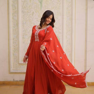 Vestido largo Anarkali de Chanderi con dupatta y bordado de cuentas.
