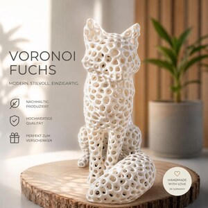 Könnte beinhalten: Eine weiße, 3D-gedruckte Fuchsfigur mit einem komplexen Voronoi-Gittermuster. Links ist der Text "VORONOI FUCHS" zu sehen, zusammen mit deutschen Textsymbolen und einem runden Abzeichen mit der Aufschrift "HANDMADE WITH LOVE IN GERMANY".
