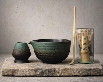 日本の抹茶セット4点セット：陶器の抹茶茶碗、竹製の茶筅、茶筅立て、抹茶スプーン、緑茶セット