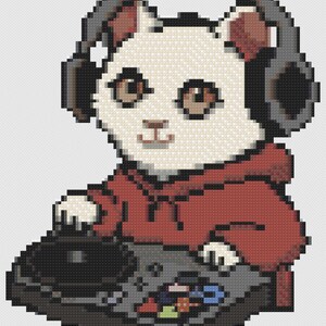Könnte beinhalten: Pixeliges Bild einer weißen Katze mit Kopfhörern und einem roten Kapuzenpullover, die einen DJ-Plattenspieler bedient. Die Katze hat braune Augen und befindet sich vor der DJ-Ausrüstung. Das Bild ist ein Kreuzstich-Design.