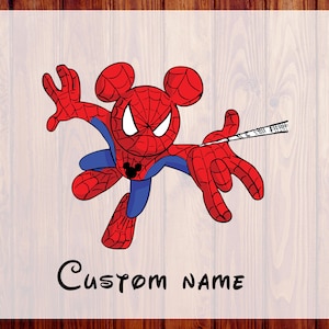 Peut inclure: Un graphisme de Spider-Man rouge, bleu et blanc avec des oreilles de Mickey Mouse. Le design comprend le texte "Custom Name" en script noir. Les mots "Ready to Press" et "Custom DTF" sont imprimés verticalement sur les côtés.