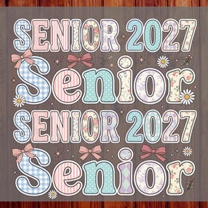 Peut inclure: Un motif de transfert DTF affichant le texte SENIOR 2027 et Senior en motif répétitif. Les lettres sont décorées de vichy bleu, de rayures roses, de pois bleu sarcelle et de motifs floraux, agrémentées de petits nœuds roses et de marguerites.