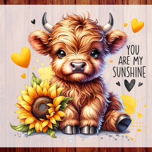 Peut inclure: Image numérique d'un veau de vache Highland brun et duveteux, avec de grands yeux, assis à côté d'un tournesol jaune vif. Le texte "YOU ARE MY SUNSHINE" est inclus, ainsi que des cœurs jaunes et un cœur noir.