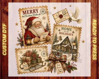 Könnte beinhalten: Eine Sammlung von weihnachtlichen Briefmarkenmotiven im Vintage-Stil mit einem Weihnachtsmann, der eine Liste schreibt, einem verschneiten Haus mit dem Text Home for the Holidays, einem Schlitten mit Geschenken und dem Schild Warmest Wishes, einer Taube sowie einer karierten Schleife mit dem Anhänger Joy Peace Love.