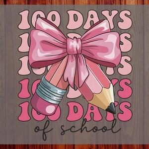 Peut inclure: Graphique rose sur le thème de l'école. Il présente deux crayons avec un grand nœud rose, le texte "100 JOURS d'école" et les mots "READY TO PRESS" et "CUSTOM DTF".