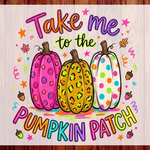 Peut inclure: Un motif graphique représentant trois citrouilles avec des tiges brunes. La citrouille de gauche est rose à pois violets, celle du centre est jaune à motif léopard, et celle de droite est blanche à pois colorés. Le texte indique Take me to the PUMPKIN PATCH.