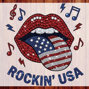Peut inclure: Un motif patriotique représentant une bouche ornée de strass avec des lèvres rouges, une langue aux couleurs du drapeau américain et le texte "ROCKIN' USA". Des notes de musique et des éclairs entourent l'image.
