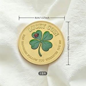 Könnte beinhalten: Ein handgefertigtes Holzschild mit dem Text "Welcome to our home" in handschriftlichem Stil. Das Schild ist weiß lackiert und hat einen dunkel gebeizten Holzrahmen. Eine kleine grüne Pflanze befindet sich auf dem Schild.