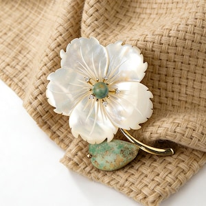 Elegant brosch med vit snäckskal, handgjord naturlig pärlemor. Nål med guldfärgad skaft. Unik blommig kavajnål. Gåva till henne. Bröllop, brudtärna.