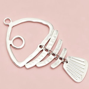 Colgante minimalista de esqueleto de pez plateado | Collar, bolso y llavero multiusos con temática marina