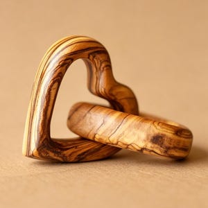 Adorno de corazones entrelazados de madera de olivo, símbolo de amor eterno tallado a mano, decoración minimalista de corazón de madera, regalo romántico para bodas y aniversarios.
