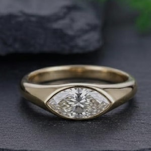 Anello East-West con moissanite a marquise, anello di fidanzamento solitario con diamante incastonato a castone per lei, anello di fidanzamento in oro massiccio 14 carati, anello massiccio