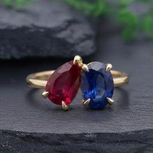 Offener Goldring mit Rubin und Saphir, Geburtssteinring, minimalistischer Statement-Ring, farbenfroher Edelsteinschmuck, Geschenk für Sie