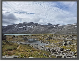 Cuadro decorativo de paisajes montañosos de Noruega | Lámina de valle nórdico | Póster de naturaleza escandinava | Decoración de lagos y montañas | Decoración minimalista para pared con temática de viajes