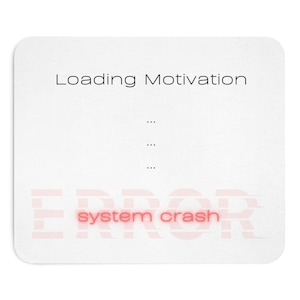 Könnte beinhalten: Weißer rechteckiger Untersetzer mit abgerundeten Ecken. Der Text "Loading Motivation" steht oben, gefolgt von drei Punkten. Darunter steht das Wort "ERROR" in einer verzerrten, roten Schrift, mit "system crash" in der Mitte.