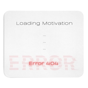 Könnte beinhalten: Weißer rechteckiger Untersetzer mit abgerundeten Ecken. Der Text "Loading Motivation" steht oben, gefolgt von drei Punkten. Darunter steht das Wort "ERROR" in einem Glitch-Effekt, mit "Error 404" in Rot.