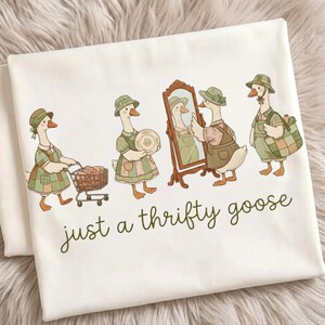 Just A Thrifty Goose PNG | 面白い、おどけた、古着屋シャツ、コケット、コテージコア | Grandma Goose Png | デジタルダウンロード
