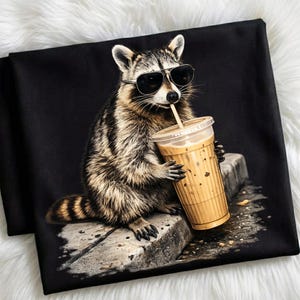 Raton laveur buvant du café glacé | T-shirt meme animal drôle | Png préhistorique rétro | Cadeau pour amoureux des animaux