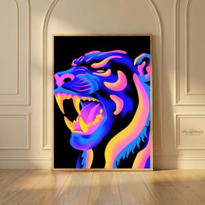 Puede incluir: Una impresión artística enmarcada que presenta una cabeza de tigre de colores neón sobre un fondo negro. La boca abierta del tigre revela afilados colmillos amarillos y una lengua rosa. La obra de arte utiliza tonos de azul, rosa y amarillo.
