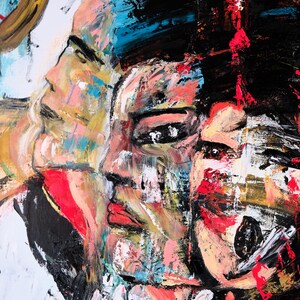 Puede incluir: Pintura al &oacute;leo abstracta que presenta tres rostros de perfil. La obra utiliza una paleta de rojo, negro, blanco y azul, con pinceladas visibles que crean un efecto texturizado. Los rostros est&aacute;n representados con trazos audaces.
