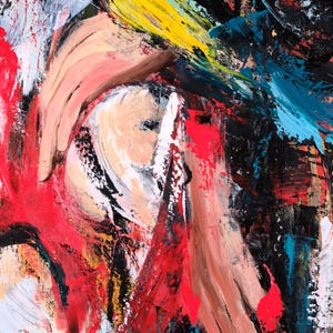 Puede incluir: Pintura expresionista abstracta con pinceladas audaces. La obra presenta una composici&oacute;n din&aacute;mica de tonos rojos, negros, amarillos, azules y carne. La superficie texturizada crea una sensaci&oacute;n de profundidad y movimiento, evocando energ&iacute;a.