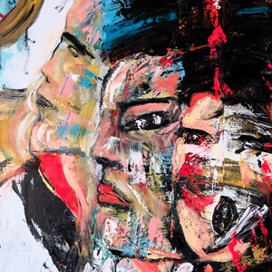 Puede incluir: Pintura al &oacute;leo abstracta que presenta tres rostros de perfil, representados con pinceladas audaces y una paleta vibrante. La obra de arte utiliza rojo, negro, azul y blanco, creando un retrato texturizado y expresivo. El estilo recuerda al arte moderno.